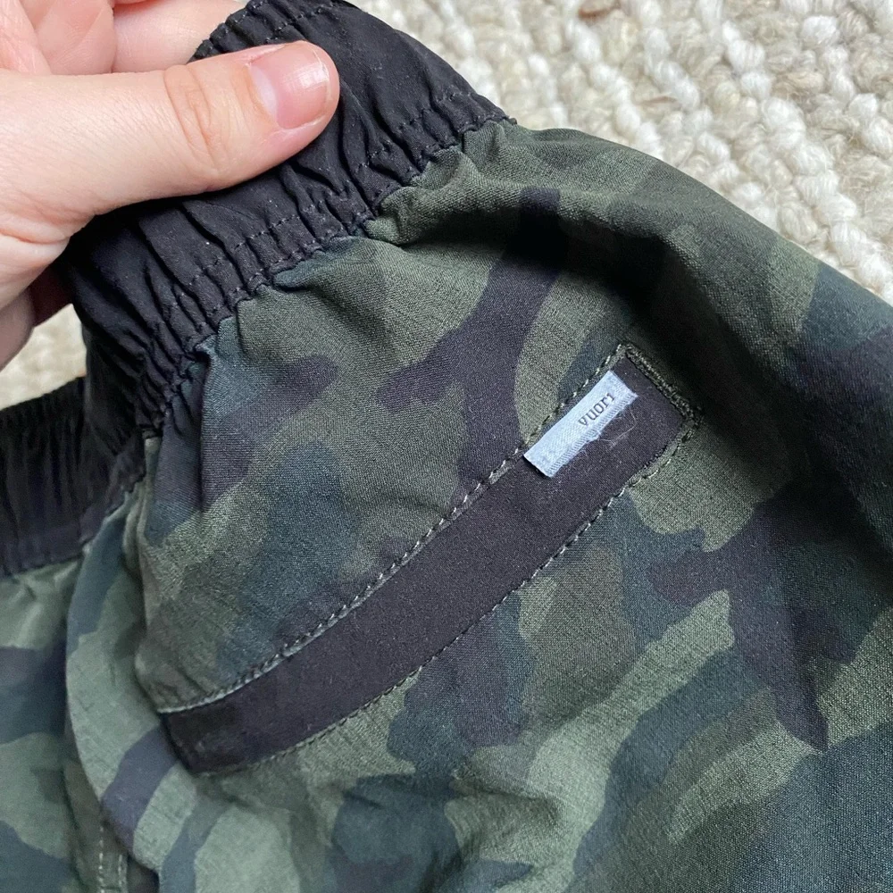 VUORI men’s green camo 9” shorts size‎ small